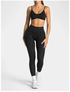 Gros plan sur un legging de yoga sans couture imprimé léopard à taille haute