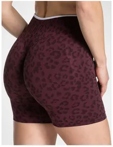 Detaillierte Nahaufnahme nahtloser burgunderroter Yoga-Shorts mit Leopardenmuster-Design