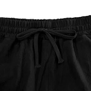 Gros plan sur la taille élastique et le cordon de serrage d'un short en lin noir pour homme