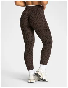 Vue détaillée du pantalon de yoga léopard à taille haute avec design sans couture