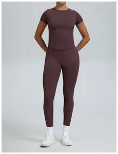 Detailweergave van naadloos dames yoga set in donkerbruin met korte mouwen sport