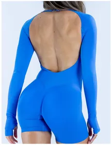 Vista trasera de un body de yoga azul de manga larga con espalda abierta y agujeros pulgar
