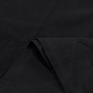Vue macro détaillée du tissu en lin noir respirant avec texture naturelle froissée