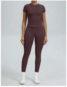 Vooraanzicht van naadloze yoga-set met korte mouwen in donkerbruin op het model