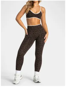 Femme portant un legging de yoga léopard à taille haute et un ensemble de soutien-gorge