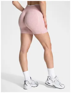 Detailansicht der rosa nahtlosen Yoga-Shorts mit Leopardenmuster und Push-Up-Effekt
