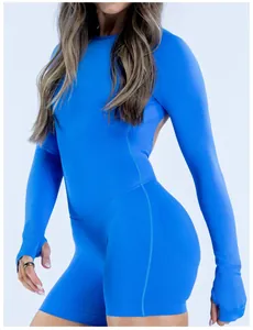 Vista lateral del body de yoga azul de manga larga con orificios para los pulgares
