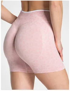 Nahaufnahme nahtloser Yoga-Shorts mit Leopardenmuster und Pfirsich-Po-Lift-Design für Sport.