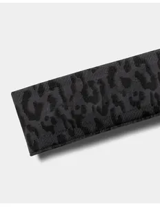 Close-up of the seamless ribbed texture on this black leopard print yoga headband.