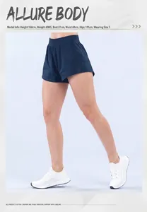 Detailansicht der marineblauen lockeren Yoga-Shorts mit hoher Taille für Damen