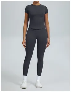 Naadloze grijze yogaset voor dames met een top met korte mouwen en lange leggings