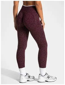 Leggings de yoga taille haute bordeaux imprimé léopard avec design fitness sans couture.
