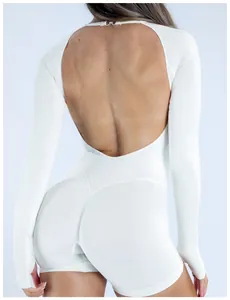 Vista detallada de un body de yoga blanco sin espalda y manga larga en tela elástica de secado.