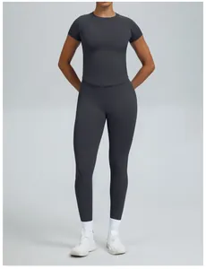 Naadloze sportieve yogaset voor dames met top met korte mouwen en legging in donkergrijs.