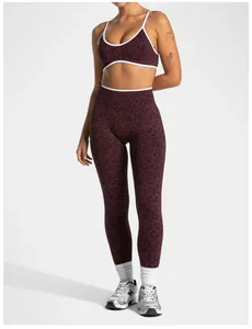 Détail de l'ensemble de yoga sans couture avec legging taille haute et motif léopard