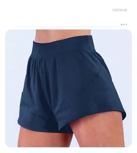 Detailansicht des elastischen hohen Taillendesigns dieser gebürsteten Yoga-Shorts
