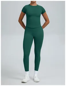 Volledige lichaamsfoto van een donkergroene naadloze yogaset met kort shirt en legging.