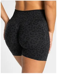 Detailansicht der nahtlosen Yoga-Shorts mit Leopardenmuster, Push-Up-Effekt und hoher Taille