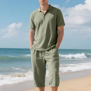 Ensemble 2 pièces en lin vert olive pour homme avec polo et short pour la plage en été.