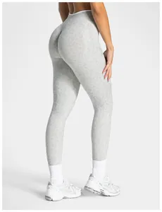 Vue latérale détaillée d'un legging de yoga sans couture à imprimé léopard et taille haute