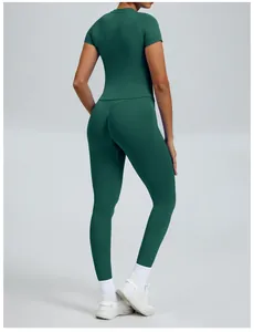 Achteraanzicht van professionele naadloze donkergroene yogaset met top met korte mouwen en legging