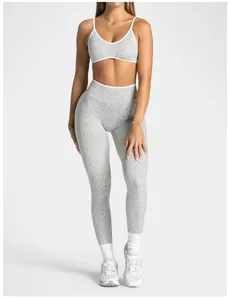 Vue complète d'un ensemble legging de yoga léopard à taille haute et brassière sport.