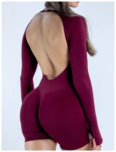 Vista trasera que muestra el profundo diseño de espalda abierta del mono de yoga.