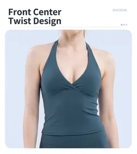Détail d'un débardeur de yoga bleu marine à licou avec un design torsadé à l'avant.