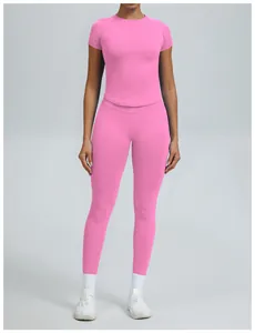 Detailweergave van een roze naadloze yogaset met top met korte mouwen en bijpassende legging.