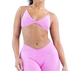 Ensemble de yoga rose sans couture avec brassière de sport torsadée et legging taille haute