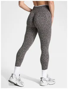 Vue arrière détaillée du legging de yoga léopard montrant la coupe taille haute
