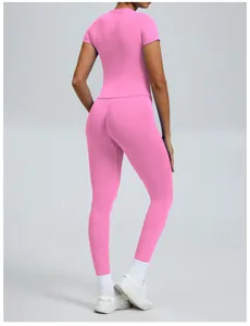 Achteraanzicht van premium naadloze roze yogaset voor dames met top en lange legging.
