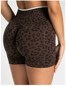 Detailansicht der nahtlosen Leoparden-Yoga-Shorts mit Peach-Lift und hohem Bund