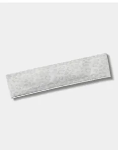 Detail of seamless leopard print yoga headband with high elasticity and quick-dry fabric
