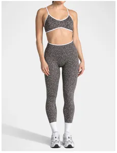 Legging de yoga sans couture imprimé léopard avec brassière assortie sur un mannequin