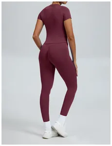 Achteraanzicht van een bordeauxrode naadloze yogaset met top met korte mouwen en legging