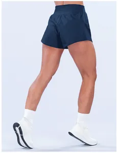 Rückansicht von dunkelblauen, schnelltrocknenden Yoga-Shorts für Damen im Studio
