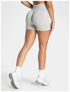 Detailansicht graue nahtlose Yoga-Shorts mit Leopardenmuster und Push-up-Effekt.