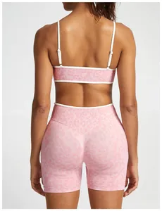 Vue arrière d'un ensemble de yoga sans couture rose imprimé léopard, brassière et short