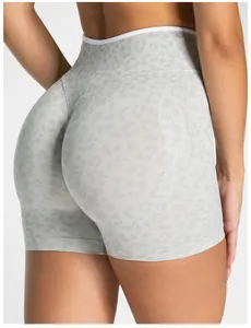 Detailansicht der nahtlosen Yoga-Shorts mit Leopardenmuster und Push-Up-Effekt