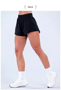 Dettaglio pantaloncini da yoga larghi neri ad asciugatura rapida per il fitness