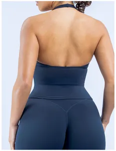 Vista trasera detallada del chaleco de yoga halter azul oscuro con espalda abierta