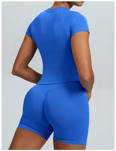 Achteraanzicht van naadloze blauwe yogaset met ribgebreide textuur voor dames