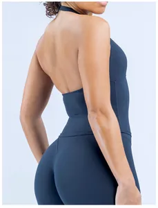 Top de yoga con cuello halter y espalda abierta en tejido cepillado azul marino.