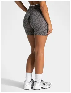 Rückansicht der grauen nahtlosen Yoga-Shorts mit Leopardenmuster und Peach-Lift-Effekt.