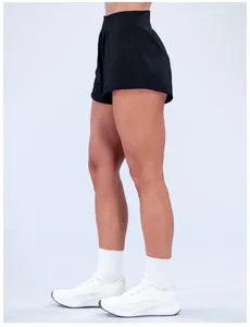Vista laterale dettagliata dei pantaloncini da yoga neri spazzolati ad asciugatura rapida