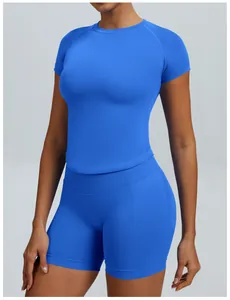 Detail van blauwe naadloze yogaset met nauwsluitend shirt met korte mouwen en sportshort.