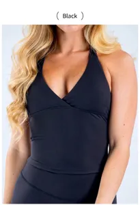 Détail d'un débardeur de yoga noir à col licou avec col en V pour le fitness et sport