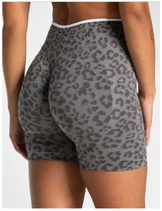 Detailansicht der grauen nahtlosen Yoga-Shorts mit Leopardenmuster und Push-Up-Effekt.
