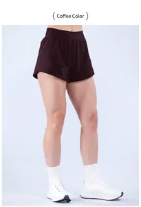 Detail der kaffeebraunen, locker sitzenden, schnell trocknenden Yoga-Shorts für Damen
